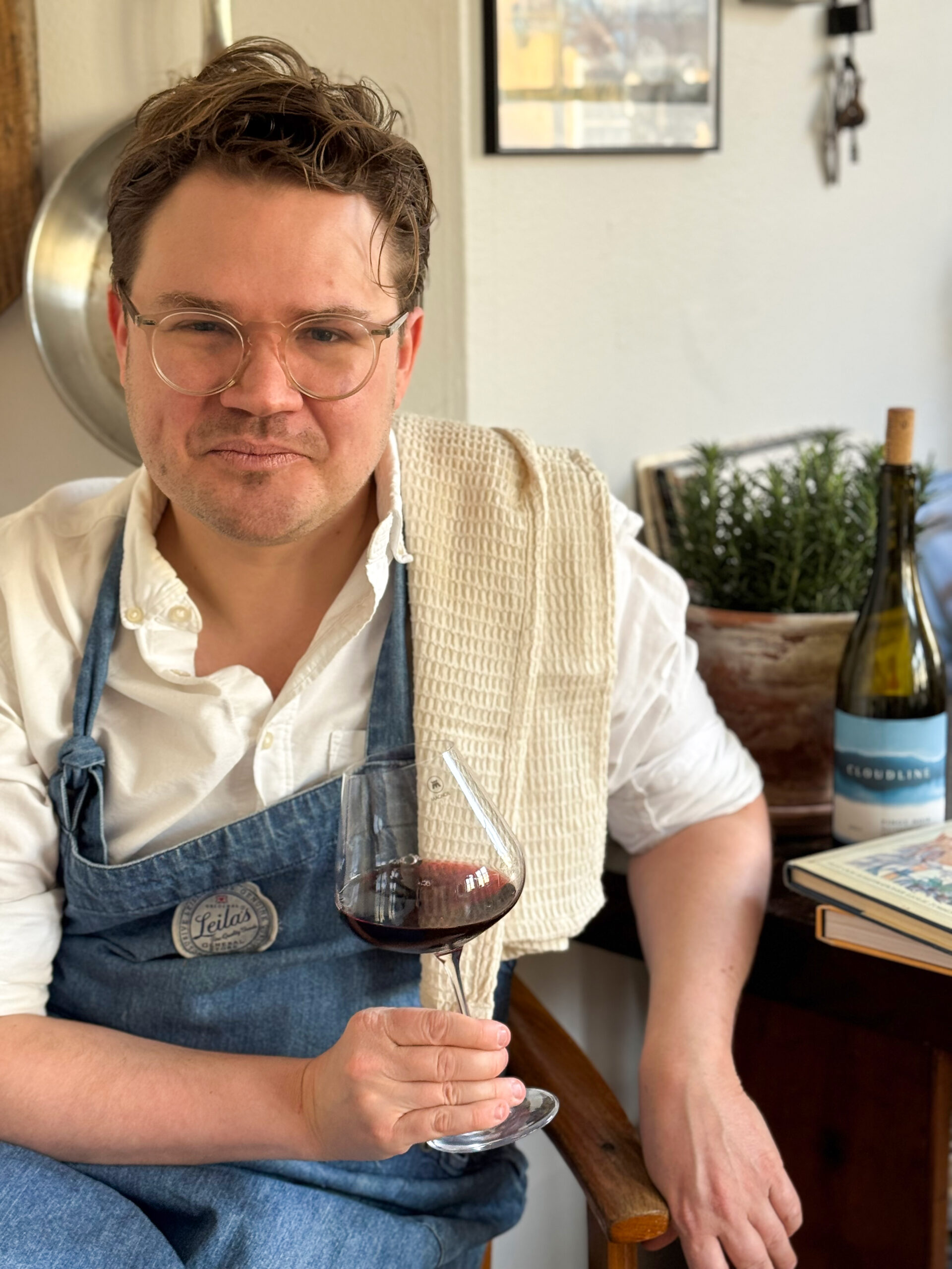 Rootsi kirjanik Christoffer Holst on autor, kelle loomingus põimuvad armastus, huumor, hea toit, vein ja sageli ka mõrvamüsteerium. Tema raamatud pakuvad lugeja